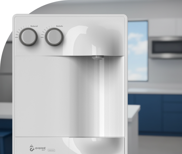 Purificador Everest Plus Inverter+ branco em uma cozinha com armários azuis